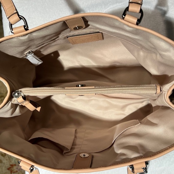 Classic Coach Shoulder Bag - Picture 5 of 7